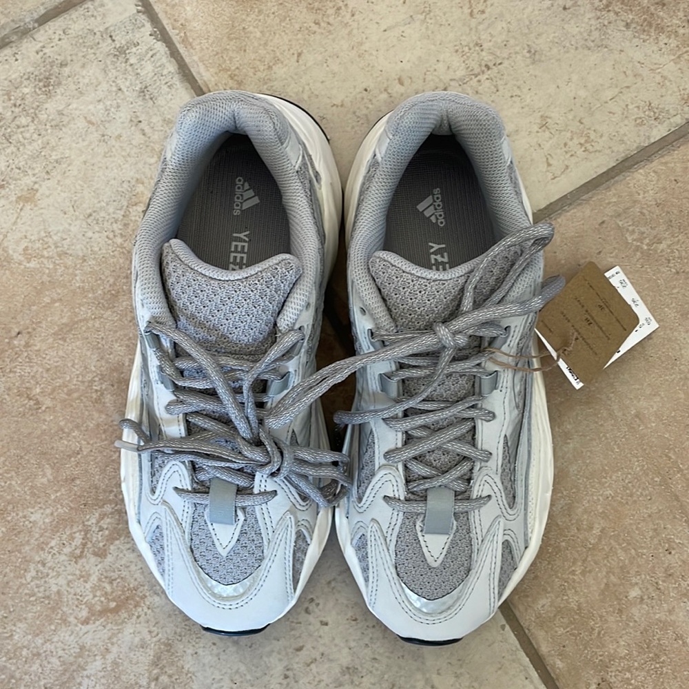 BNWT Yeezy Boost 700 V2 shoes